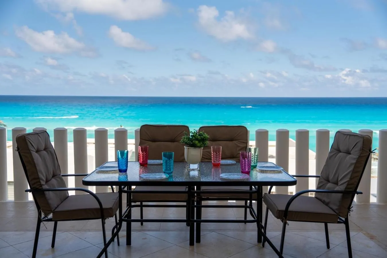 Beachfront Residence With Stunning Views And Pool location